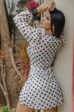 Robe feminino com estampa de poa trabalhado em renda com manga bufante - Imagem 2