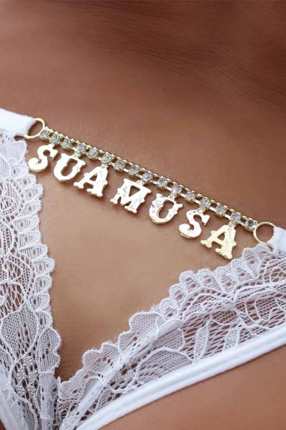 15266519883-calcinha-fio-dental-branca-com-escrita-safada-strass-04-3.jpg Calcinha Fio Dental Branca com escrita Sua Musa Strass - Imagem 1