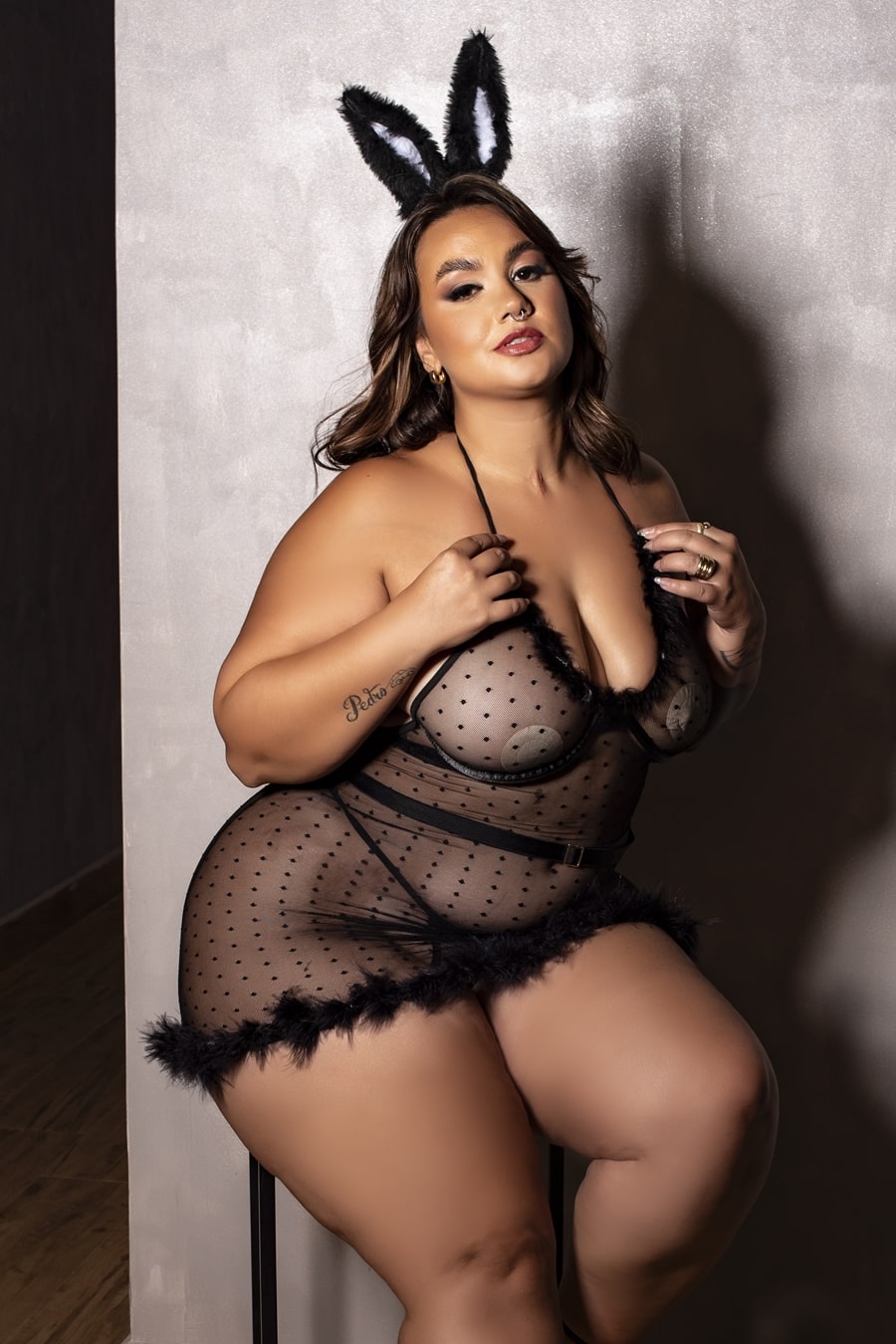 15359264570-garotaveneno-20250319130403-3085coelha287-min-10.jpg Fantasia plus size coelha sensual - Imagem 1