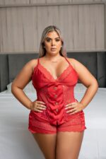 Babydoll sensual vermelho com detalhes de botões