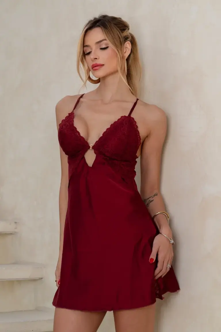 Camisola sensual em cetim com detalhes de renda e fendas laterais