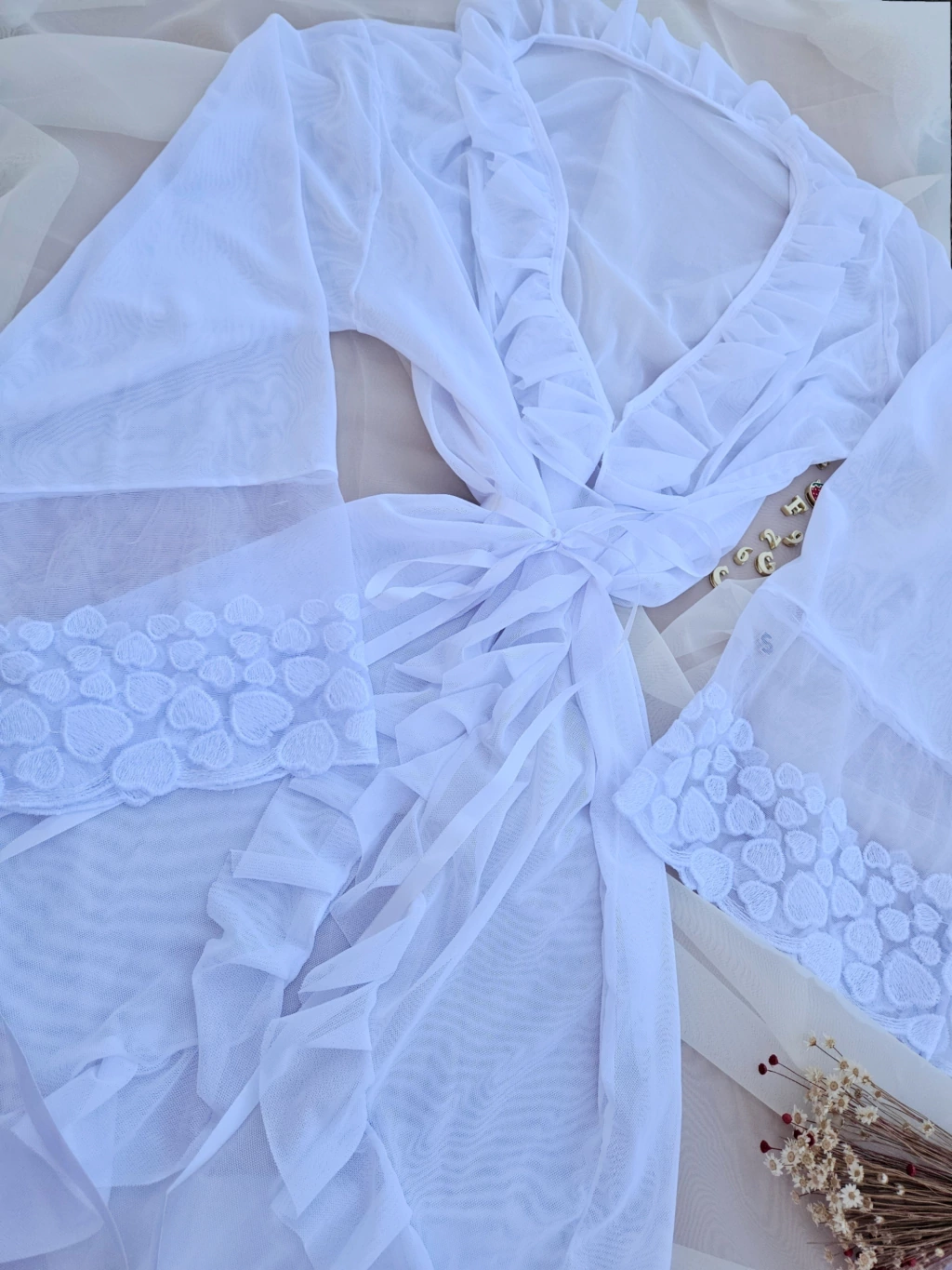Robe feminino em tule branco com estampa de coração Dois Amores, curto na frente e médio atrás Robe feminino em tule branco com estampa de coração Dois Amores, curto na frente e médio atrás