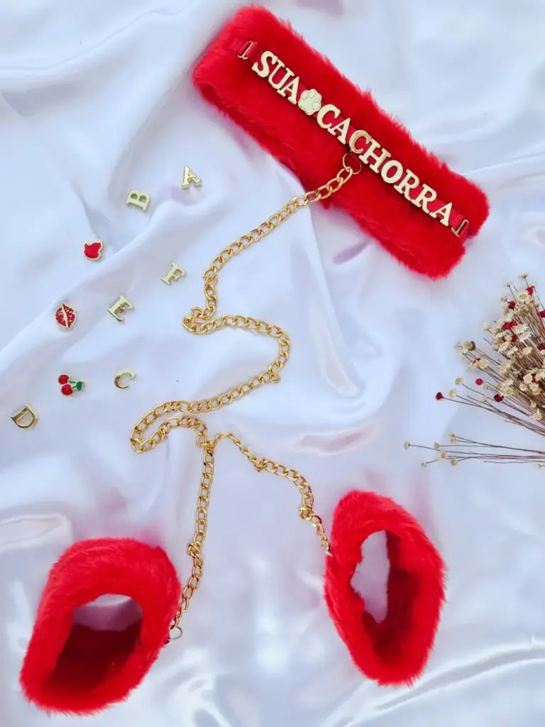 Coleira de Pelúcia Personalizável com Algema Vermelha